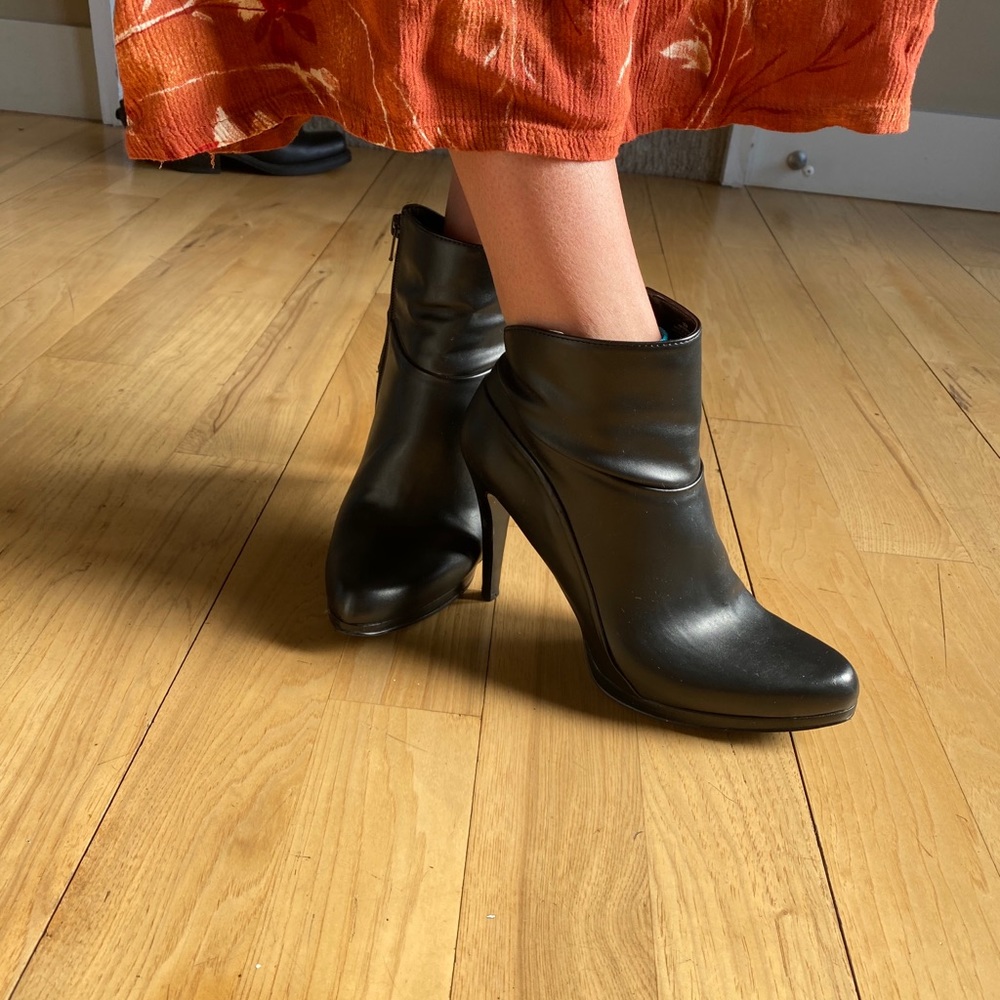 Nine West black ankle boot with interior ankle zip